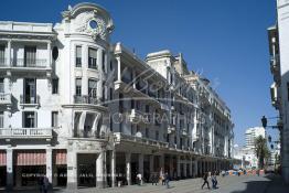 Image du Maroc Professionnelle de  A gauche l’immeuble Gallinari, Elias et Josef Suraqui (1924) au Boulevard Mohammed V. Une des façades les plus représentatives de l’architecture du début du XXème siècle située sur le boulevard Mohamed V, de nombreux architectes internationaux, et surtout des français, qui se sont inspirés des courants des Art Nouveau en vogue en Europe et particulièrement des Art Déco en y ajoutant des caractéristiques locales tel que, stucs, sculptures ou de zelliges, visible sur les façades des immeubles construits pour les colons à Casablanca, Vendredi 22 Juin 2012. (Photo / Abdeljalil Bounhar) 